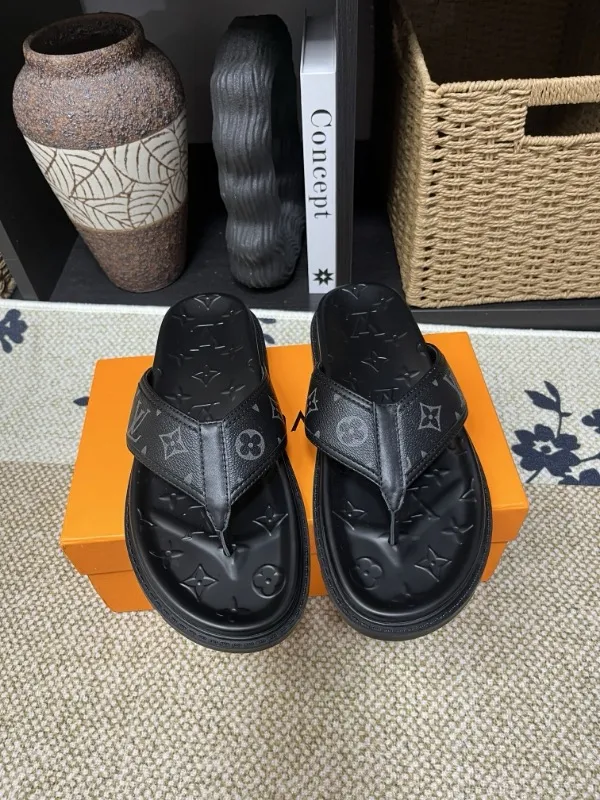 P270🏆Louis Vuitton 🏆[Louis Vuitton] Spring/Summer 2025 [Men's Flip Flops] 🎯🎯As an active family in the fashion industry ⭐ Lv is characterized by bold innovation ⚡Create this casual business style for Chinese fashionable men ✨The fabric is made of imported high-grade cowhide 🔥 Clean and neat ⚡Fashionable and elegant🌹Breathable, sweat-absorbent and deodorant👈So luxurious, high-end and domineering. 👍Must be sold if you repost the picture. Number of yards: 38--46. Color: 🎉 For large quantities. Welcome to repost.